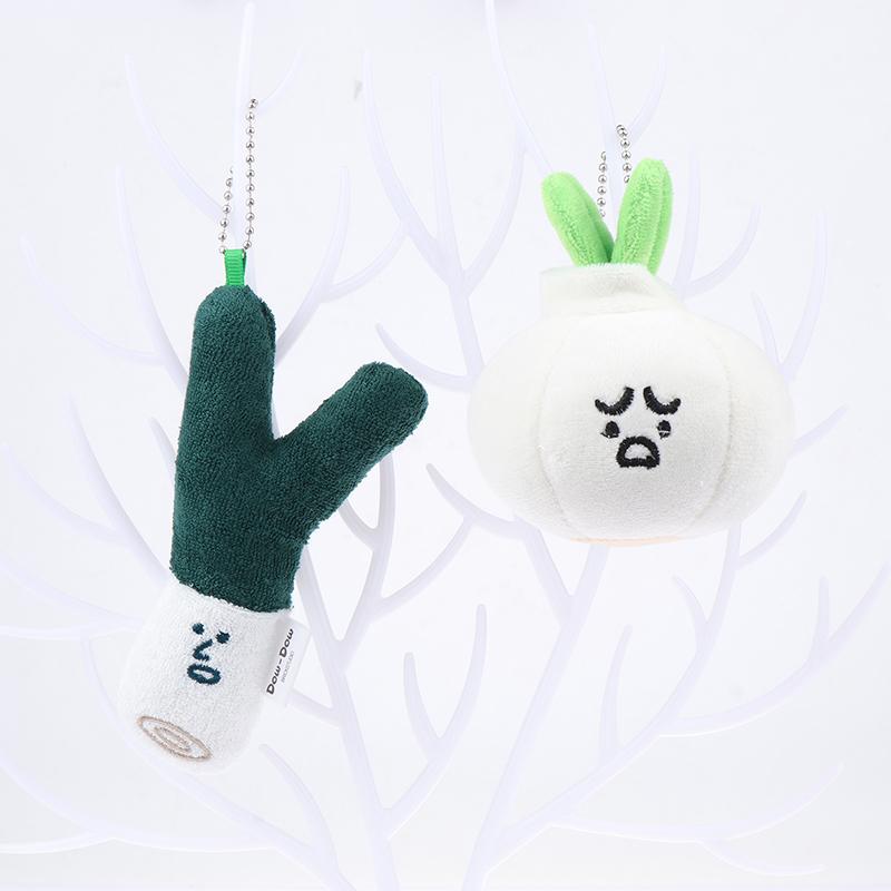 Plush Garlic & Green Onion Keychain - Cute Cartoon Vegetable Pendant for Backpack or Kids Gift