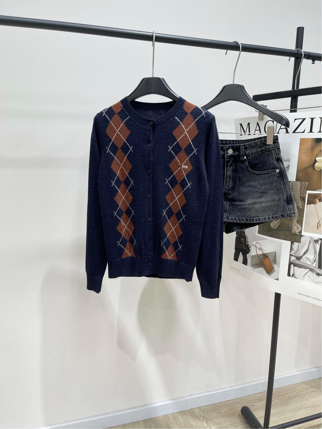 

2025 Navy Blue Argyle Long Sleeve Round Neck Slim Fit Retro Cardigan for Women M