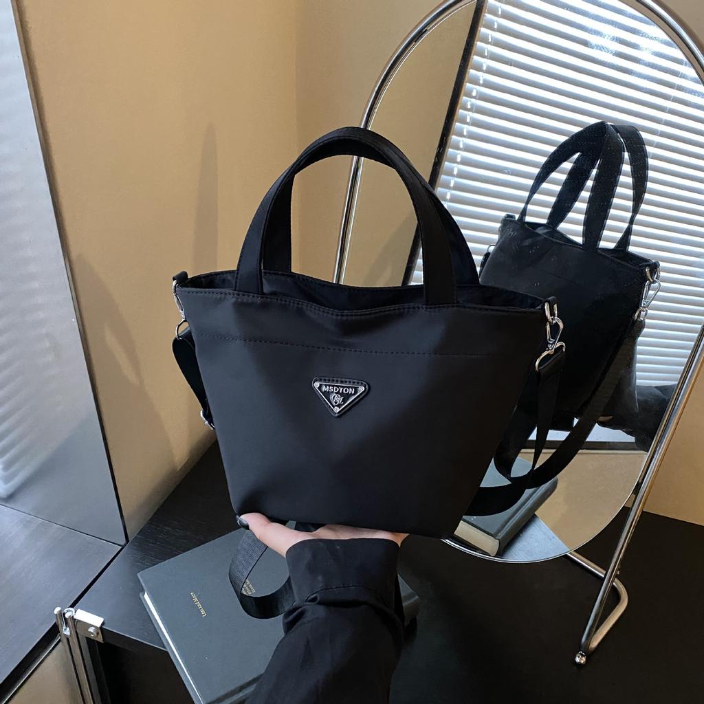 Niche trend fashion versatile messenger bag women's large-capacity tote bag women's new high-end handbag