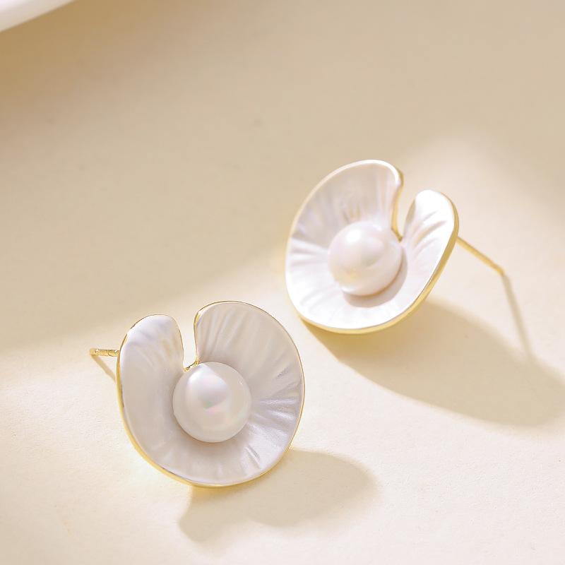 

French fashion exquisite simple enamel drop glaze lotus leaf pearl stud earrings light luxury high-end holiday style earrings білий