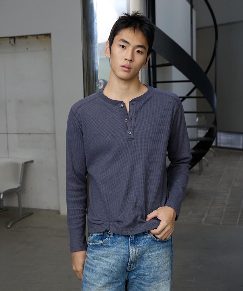 MICHIKO LONDON SPORTS Waffle Henley Neck Long Sleeve Smoke Navy