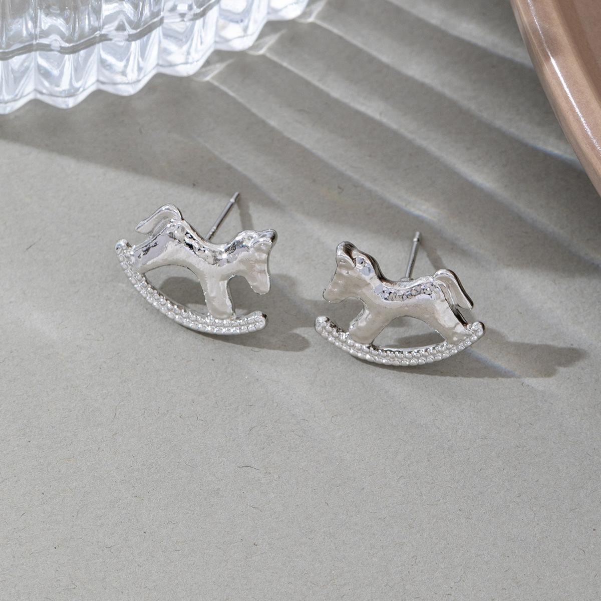 

Exaggeration Creative Little Horse Pendant Hoop Earrings for Women Korean New Fashion Simple Animal Earrings Zircon Party Gift