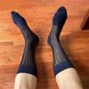 Herren Leichte Dünne Transparente Nylon Netzstrümpfe Modisches Wellenförmiges Gestreiftes Muster Formelle Socken für den Modernen Gentleman Geschenk