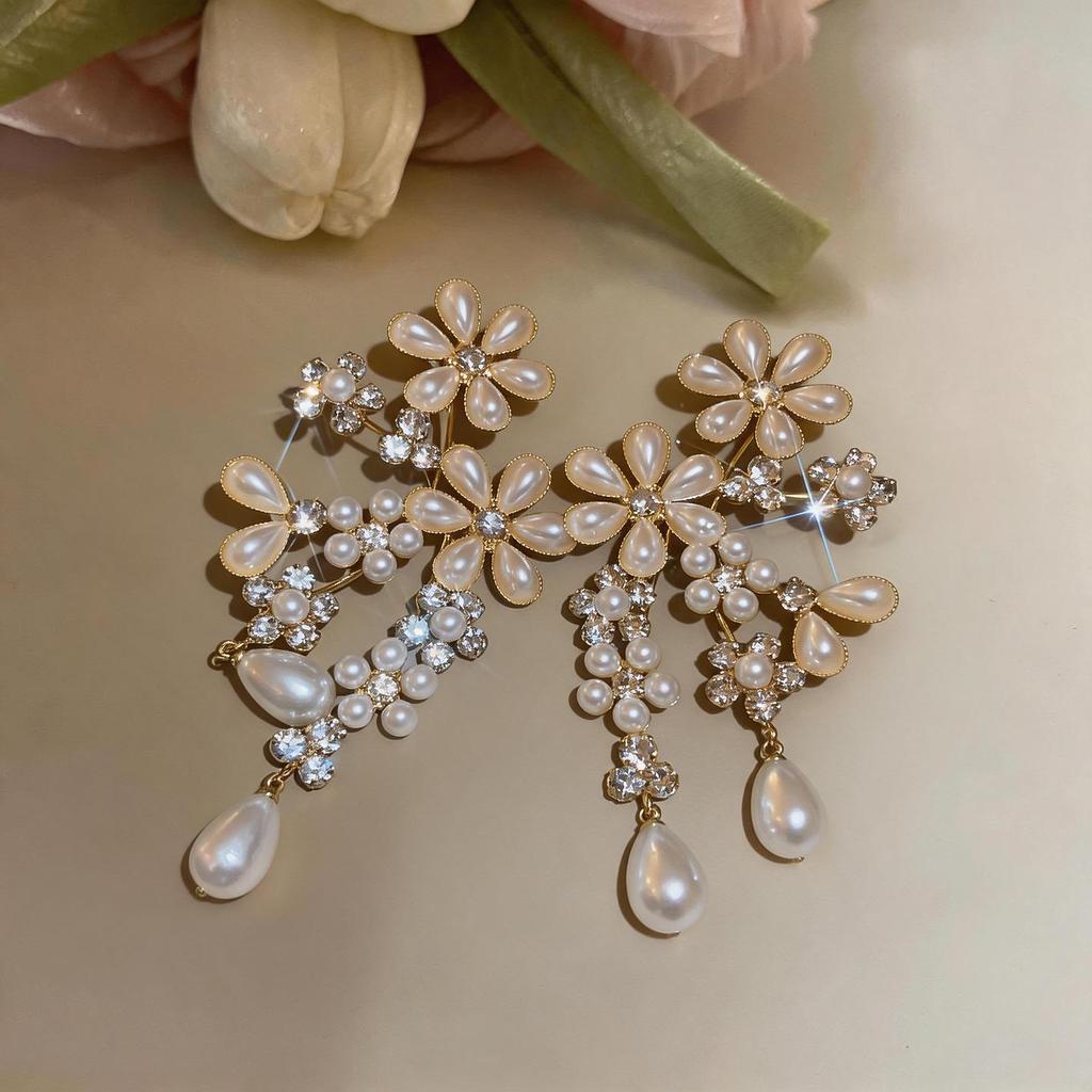 Silver Needle Rhinestone Pearl Flower Drop Earrings: Luxurious, Retro-Style Ornaments