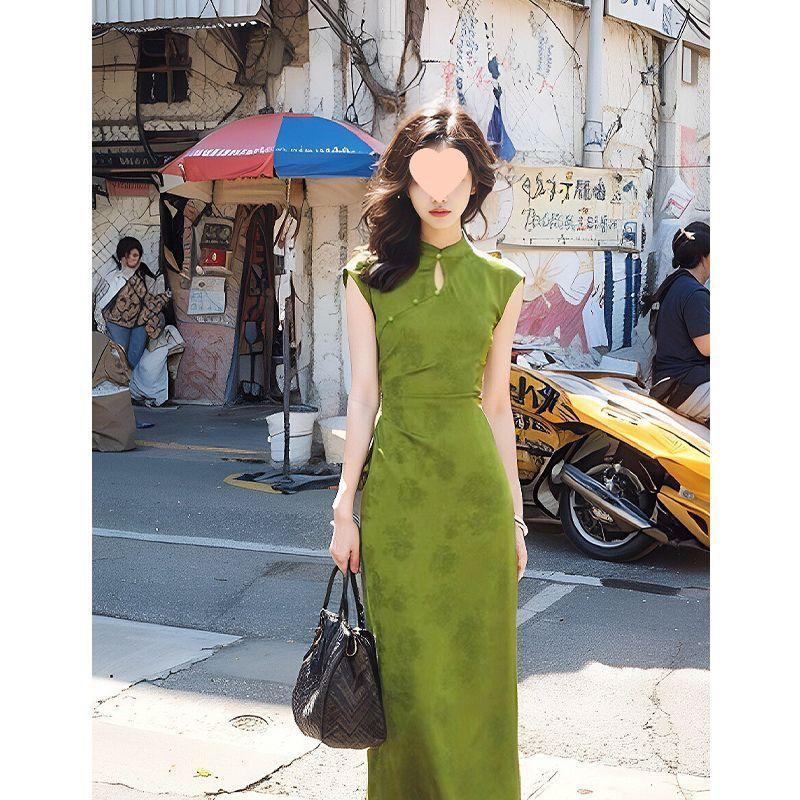Elegant 2024 Summer Green Frog Button Dress: Chic Slimming, New Chinese Style, Long Dress.