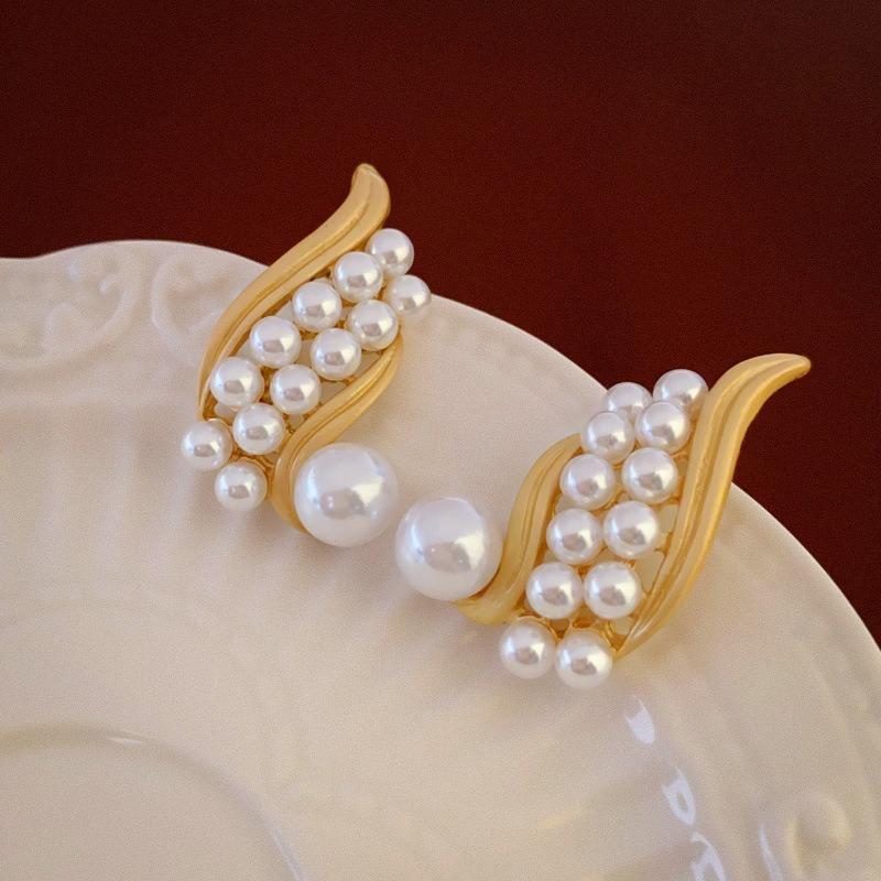 Retro Court Style Earrings Niche Light Luxury High-end Stud Earrings Versatile Earrings