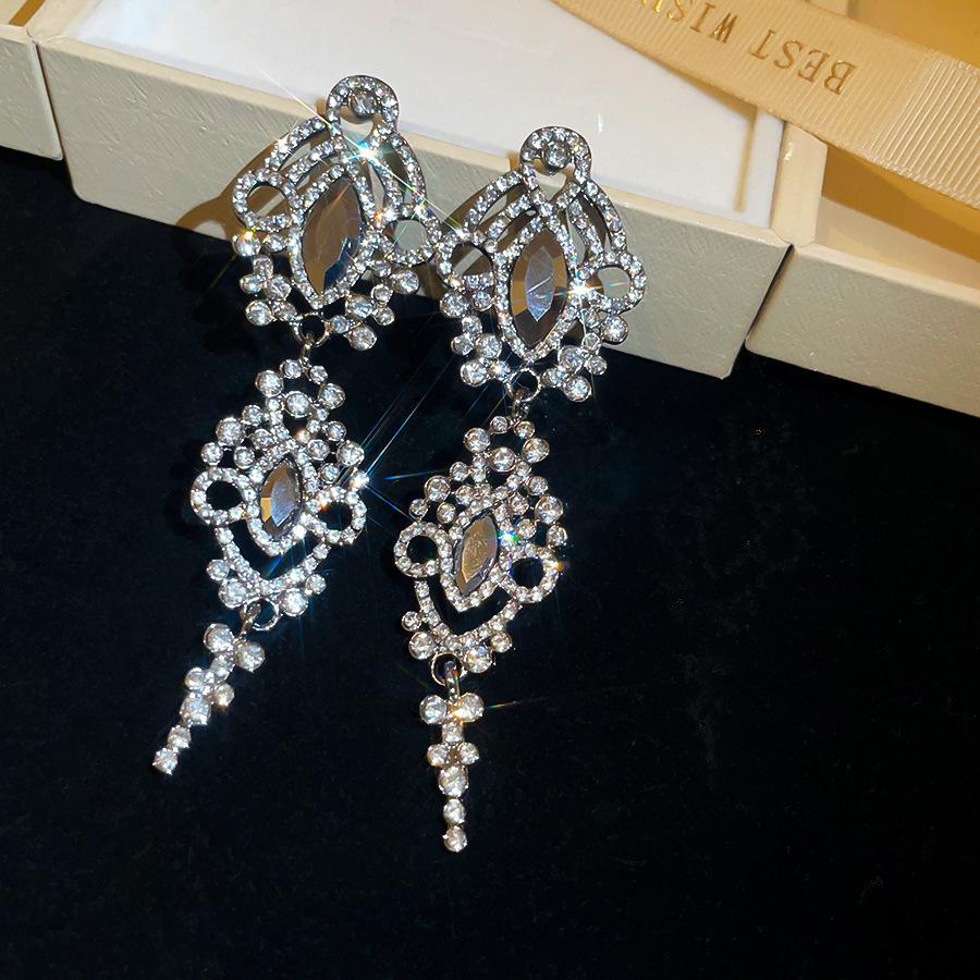 European and American Silver Needle Diamond-encrusted Round Fringed Stud Earrings French Light Luxury Earrings Niche Design Earrings