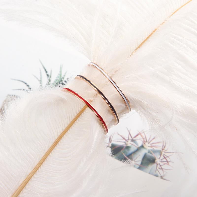 Bague en acier titane or rose pour femme avec design créatif en trois couleurs et détails ultra-fins de 1 mm.
