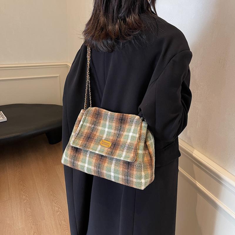 

Autumn and winter large-capacity woolen bag 2025 new women s bag popular versatile chain single shoulder armpit bag 30*10*19 зелёный