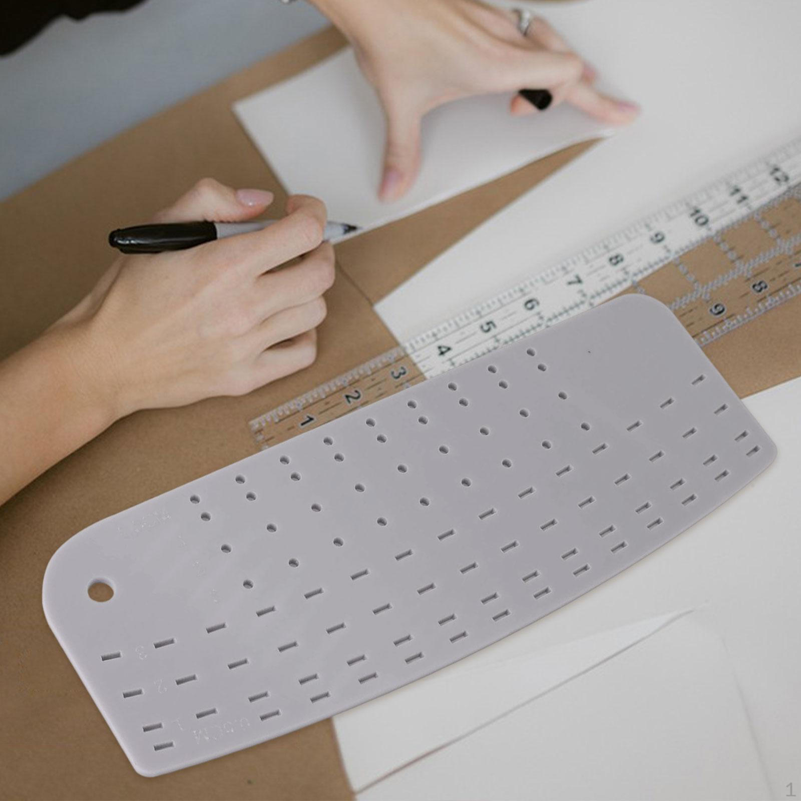 

Акриловая линейка-подгибатель с отверстиями для разметки для квилтинга и шитья серый