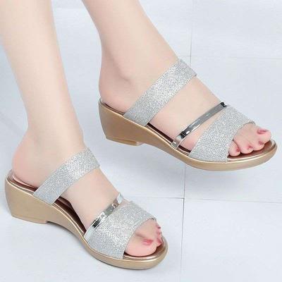 Echte weiche Ledersandalen weiche Plateausohle 2025 neu bequeme kühle Hausschuhe Mutter Sommer vielseitige Mode Keilabsatz Damenschuhe