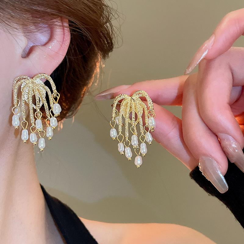 Women Shiny Rhinestone Pearl Geometric Earrings Light Luxury Elegant Temperament French Retro Palace Style Ear Jewelry For Women