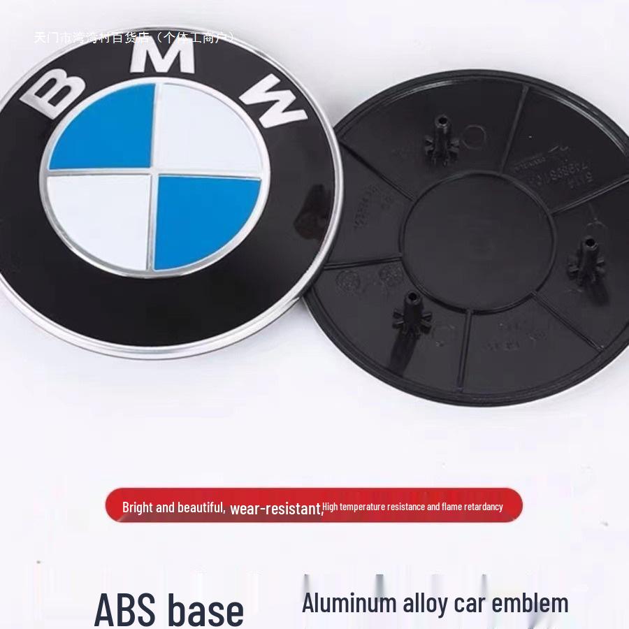 Sada log BMW pro přední a zadní část: 82mm Modrá/Bílá Přední, Černé Dno; 74mm Modrý/Bílý Zadní, Modifikovaný Design.