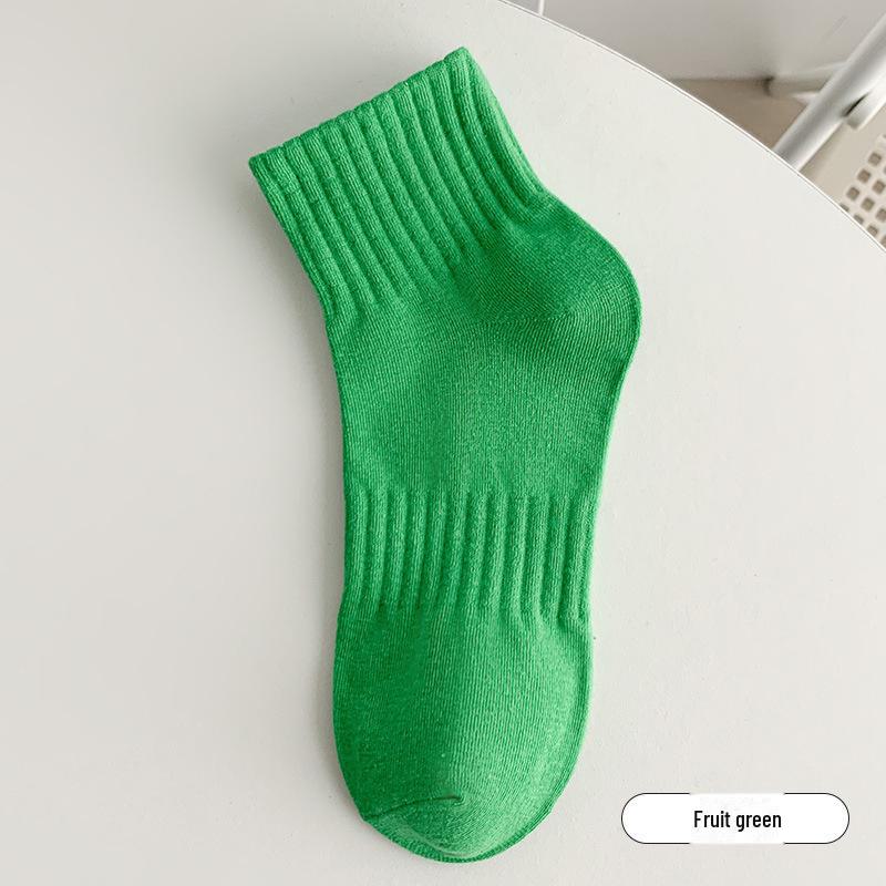 Trendy Black and White Unisex Low-Top Short Socks – Sweat-absorbent and Perfect for Autumn/Winter Sports and Couples.
