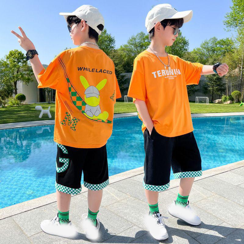 

Летний комплект для мальчиков: футболка с мультяшным алфавитом + шорты в клетку пэчворк. Спортивный костюм для школьников. Детский комплект из 2 предметов. 120