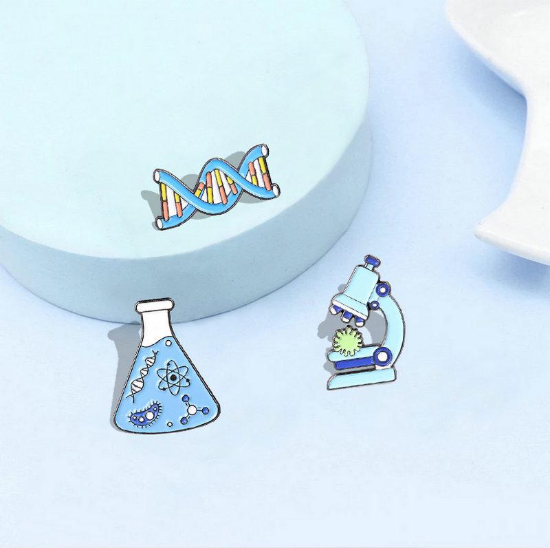 KettenEmaille-Pins Benutzerdefinierte Wissenschaftliche Brosche Anstecknadel Tasche Cartoon Schmuck Geschenk für Freunde Becher Mikroskop Gen