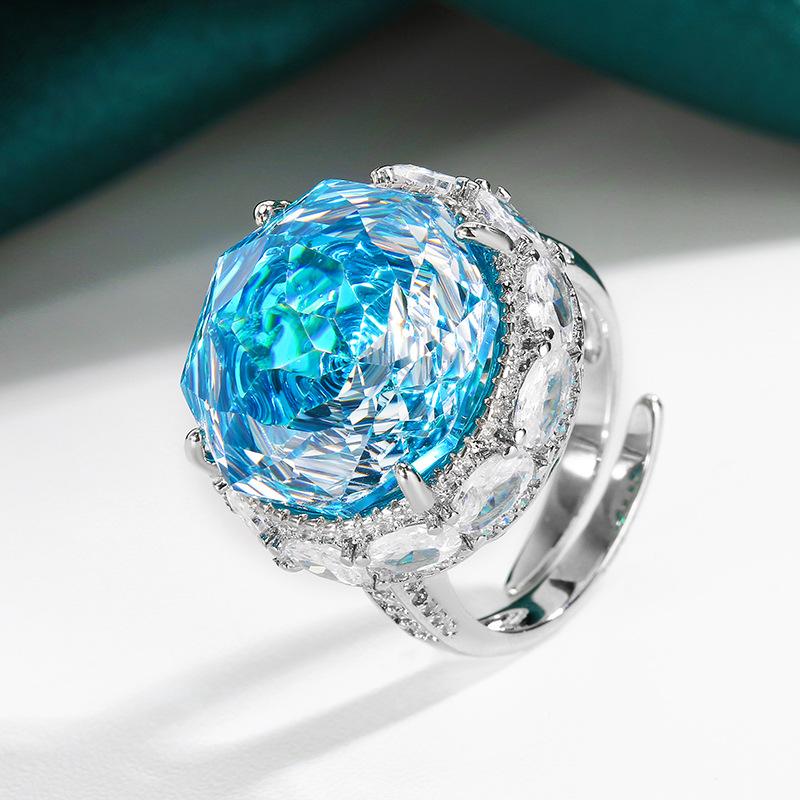 

Ювелирные изделия Медное основание Позолоченное Огранка «роза» Цвет плода дракона Темперамент Легкий люкс Костюм Женский 18-16М