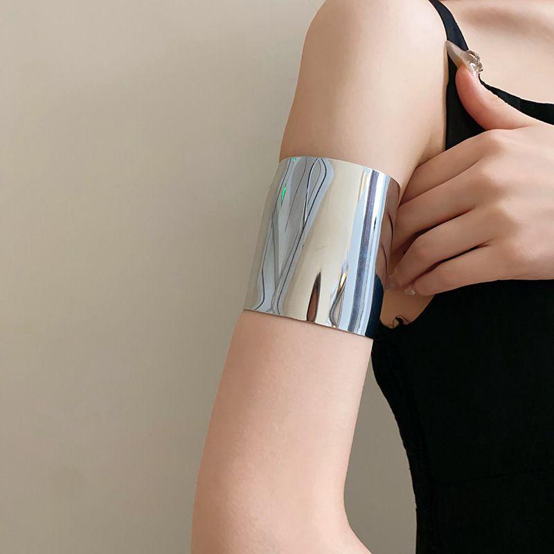 Blatt & Zweig Armreif: Luxuriös, Einzigartiges Design, Vielseitiges Armband im Cold Style