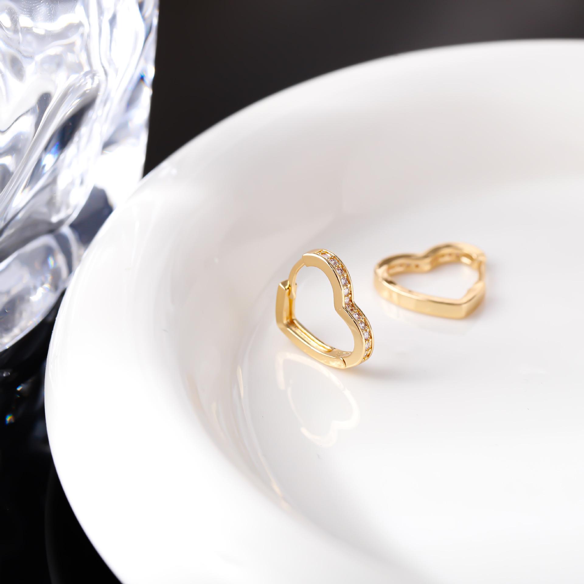 European  American Luxury Zirconia Heart Stud Earrings, Diamond-Encrusted Ear Jewelry for Women