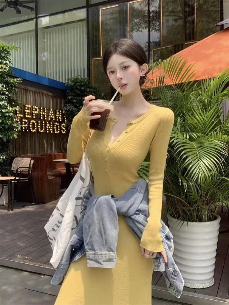 French V-Neck Slim-Fit Knitted Long-Sleeve Dress for Women - Early Autumn 2024 Waist-Cinching Hip-Hugging Style