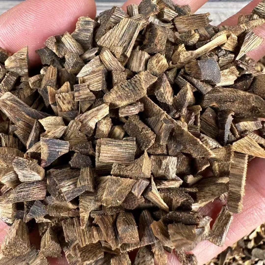Natural Agarwood Chips: High Oil Content, Rich Fragrance, Ideal for Incense and Spices. 1g Sample Pack