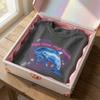 Hochglanz High Hopes Shirt, McBling Delfin T-Shirt, Y2K Ästhetik Kleidung, Rosa Glam Grafik, 2000er Nostalgie Mode, Cyber Fairycore Oberteil