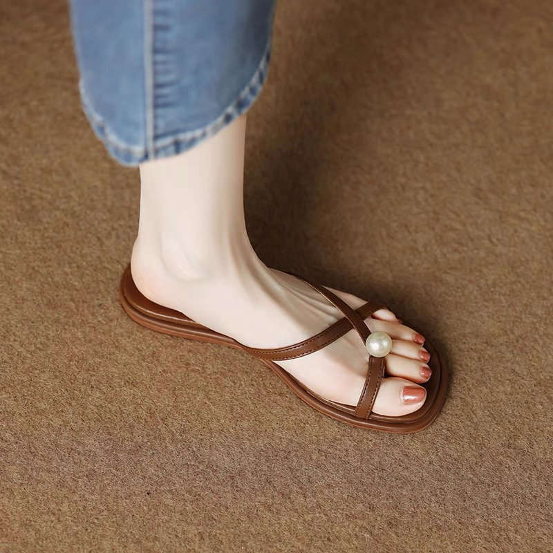 A Versatile Soft-soled Flip-flop for Women A New Style of Fashionable Flat Shoes for Outerwear