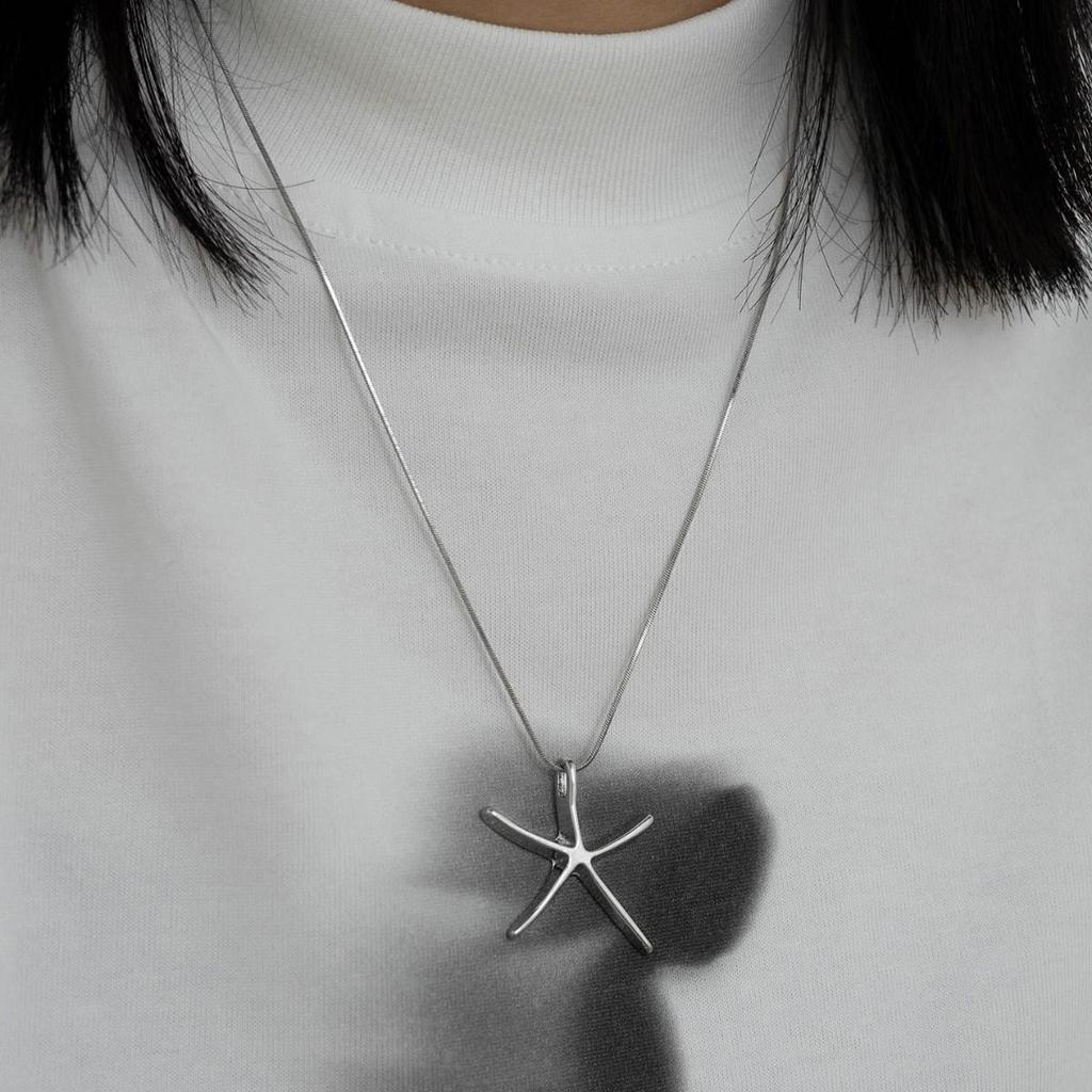Minimalist Starfish Pendant Necklace for Women - Niche Design, Versatile Clavicle Chain, Vacation Style Fashion.