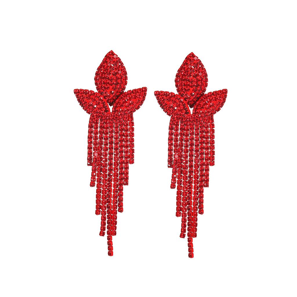 Czerwono-czarne długie kolczyki z frędzlami w kształcie trójlistnego kwiatu.