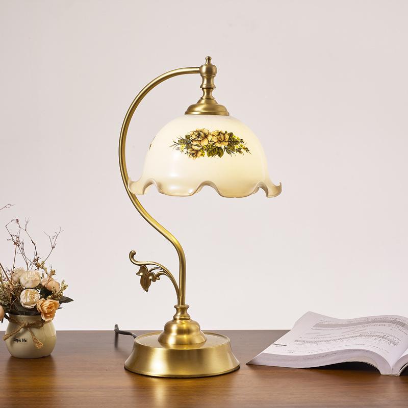 

Винтажная латунная настольная лампа в форме лотоса со стеклянной крышкой, деревянное основание банка для гостиной, кабинета, спальни, офиса, украшение, настольная лампа