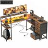 Tavolo da Gioco Scrivania a L con Connessione di Alimentazione Illuminazione LED 4 Cassetti Supporto Monitor 155x110x91.4 cm Marrone