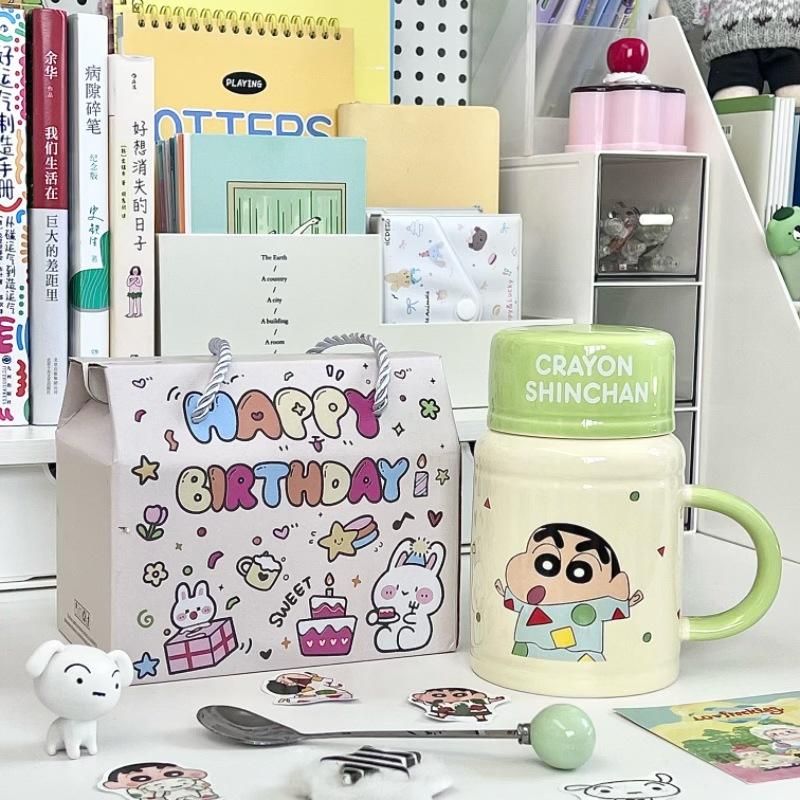 Prezenty urodzinowe dla dziewczynek, kredki, małe nowe czajniki o dużej pojemności, pamiątki dla przyjaciółek, urocze ceramiczne kubki, pudełka prezentowe.