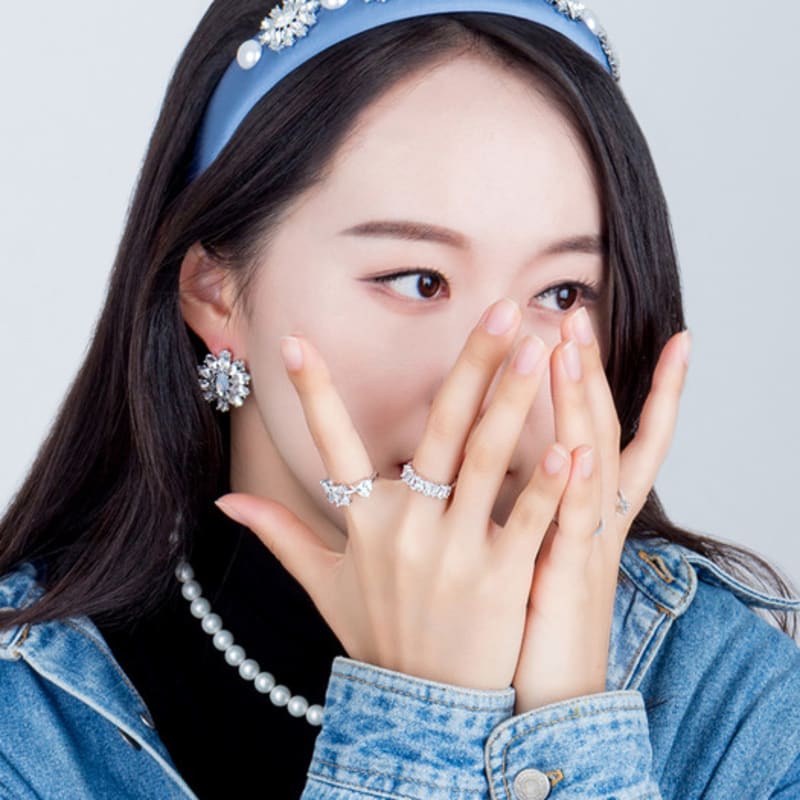 AUGUST ALICE Bold Flower Crystal Satin Headband [Blue]