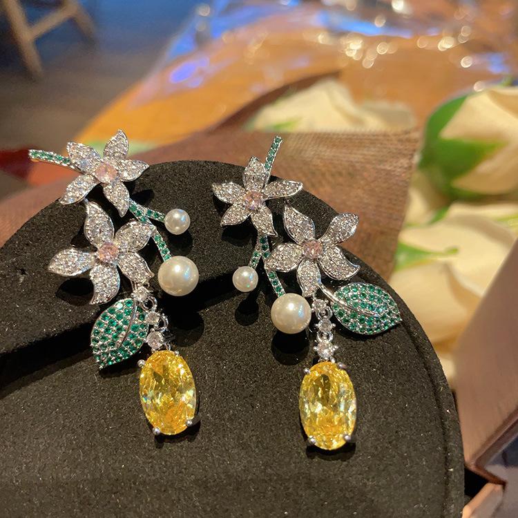 SUYU New Holiday Style Long Vintage Flower Earrings Female Leaf Yellowcrystal Forest Earrings