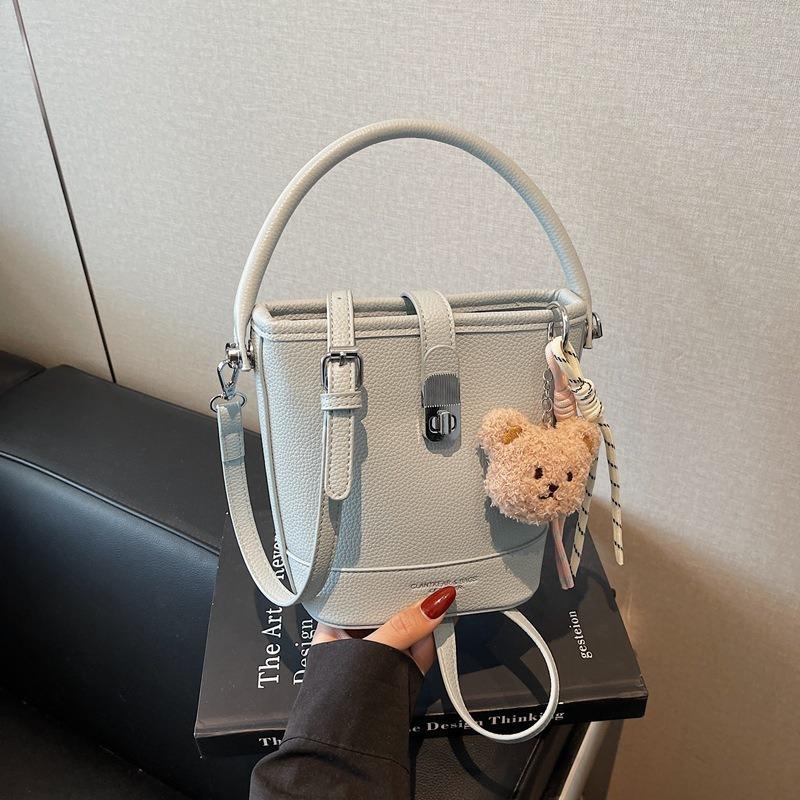 Handbag women's new fashionable and simple commuter bucket bag niche versatile single shoulder messenger bag tide