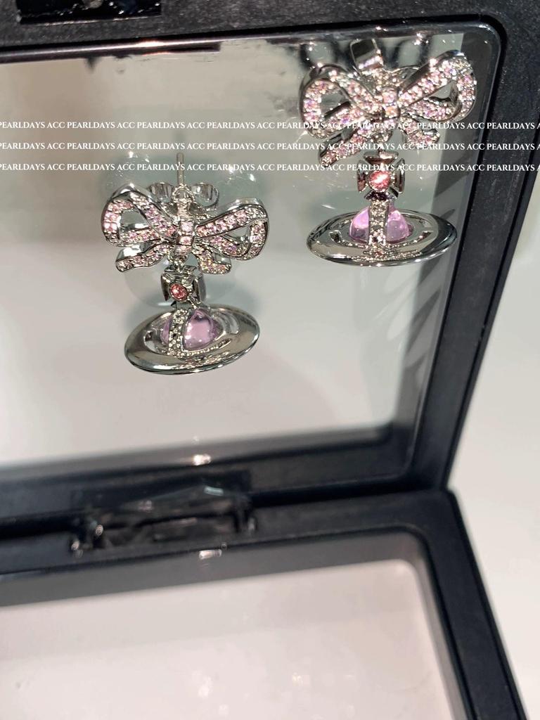 Náušnice s růžovým zirkonem ve tvaru mašle a planety se stříbrným pozadím a náhrdelník císařovny vdovy