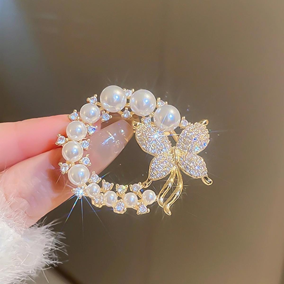 

Корейская брошь-бабочка из жемчуга: Изысканная булавка для женских шелковых шарфов высшего качества Pearl Butterfly золотой