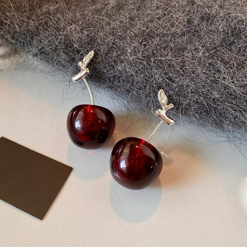 

Autumn and winter new resin cherry pendant earrings sweet temperament earrings light luxury niche earrings women