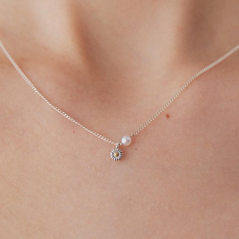 OR D`OR [925 Silver] Two-tone Daisy Mini Pearl Necklace