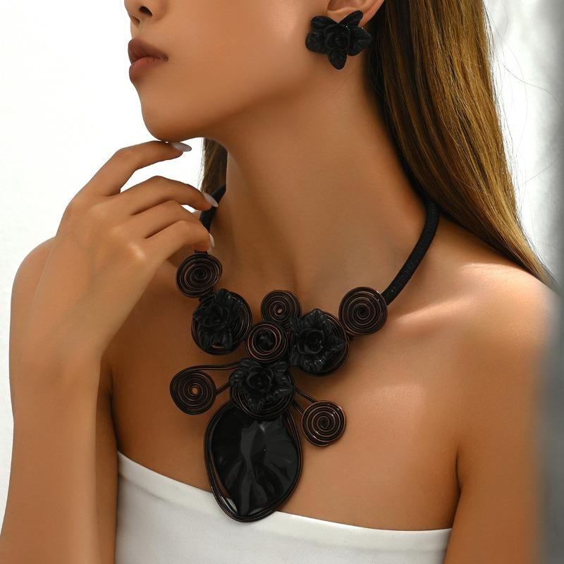 

Halloween Flower Creative Exaggerated Collar Clavicle Chain Niche Personality Necklace Earrings Set червоний