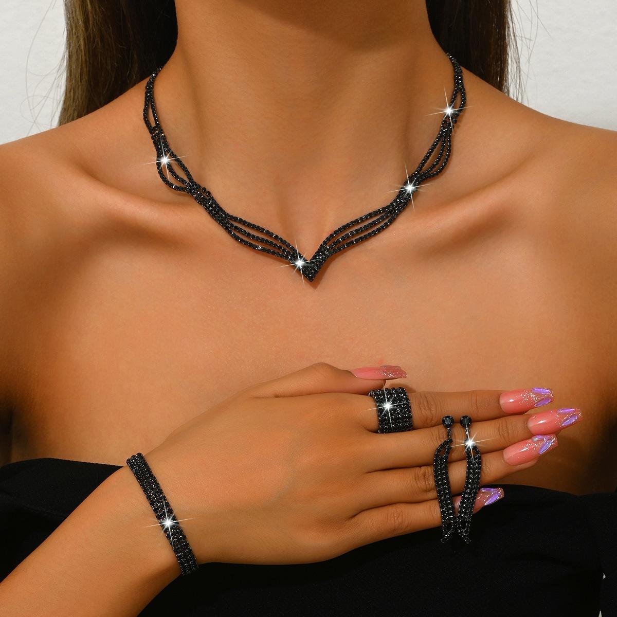 

2025 Новый Дизайн Горячо Продаваемый Черный Цвет Ожерелье Серьги Браслет Набор Модная Цепочка на Ключицу Свадебный Циркон