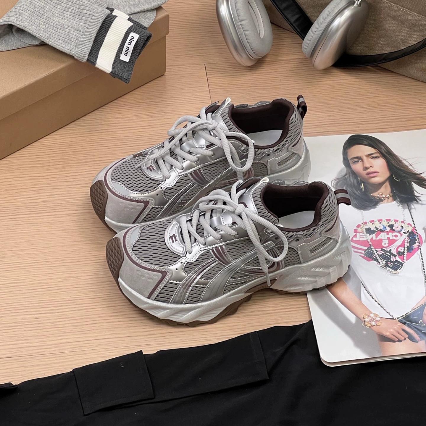 

Korean version of Daddy shoes leather breathable platform casual sports shoes women s 2025 autumn new versatile lightweight soft bottom tide 40 темно-коричневого