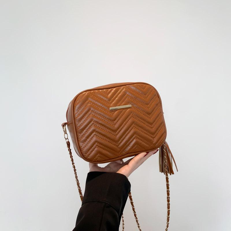 

Foreign style simple and fashionable solid color chain small bag for women 2025 spring new versatile ins single shoulder messenger bag for women коричневый