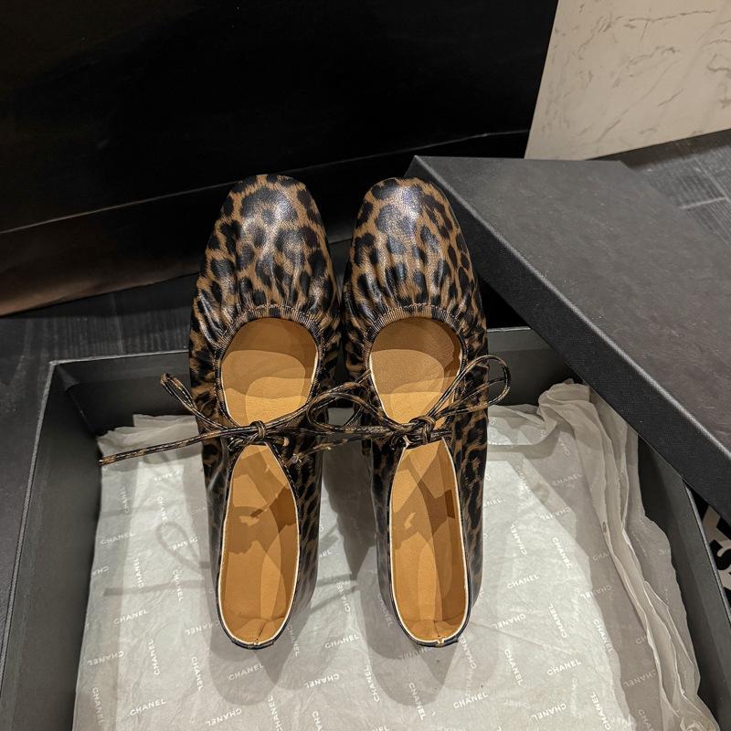 

2025 новые балетки с круглым носком и плоской подошвой, с бантом, с легким вырезом, матовые коричневые, темпераментные, одинарные туфли, женская обувь, толстый каблук 41 коричневый