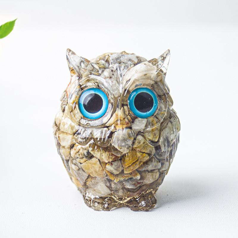 Uil als bureaudecoratie van kristalhars met glinsterende steentjes, ideaal als cadeau voor thuis of op kantoor.