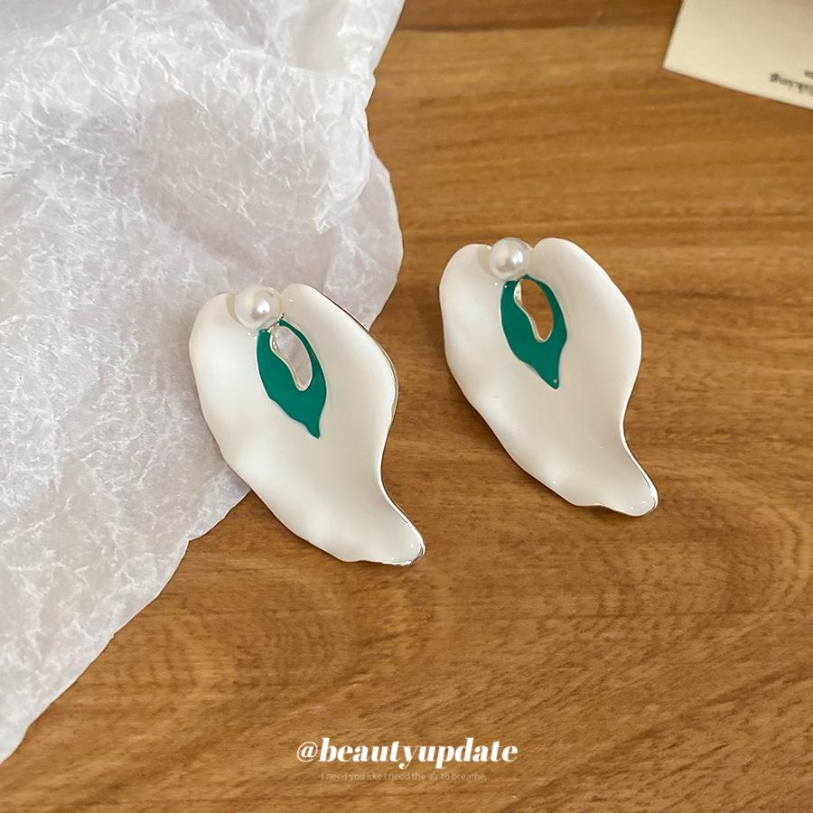 Retro Drip Irregular Pearl Petal Silver Stud Earrings - Fashionable High-End Women's Accessory