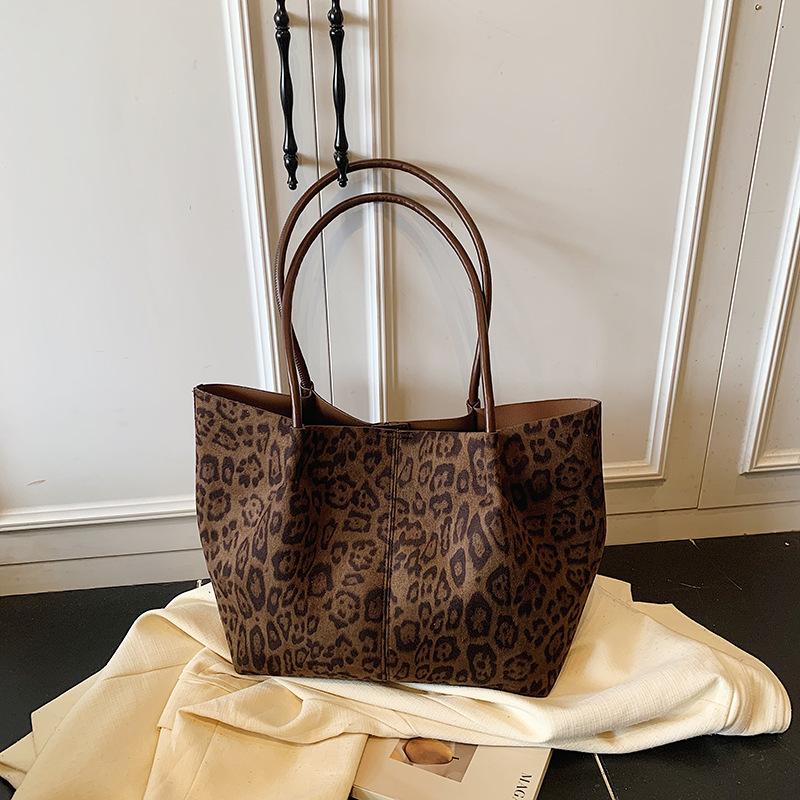 

Retro large-capacity bag women s autumn and winter high-end suede tote bag shoulder commuter bag