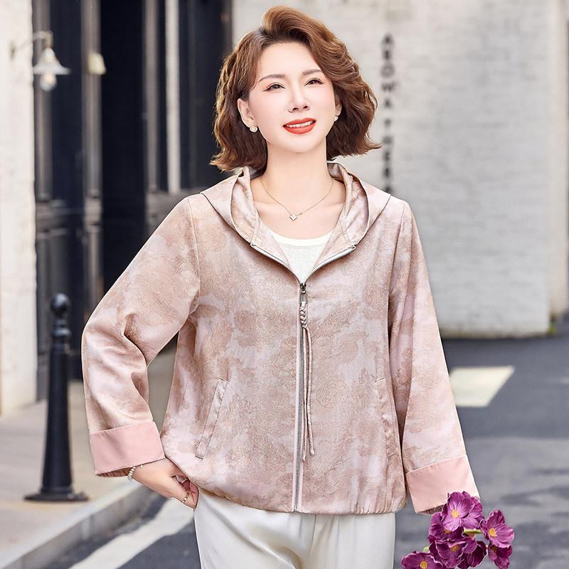 Stylish Windbreaker Jacket for Moms 50+: Elegant Spring/Autumn Outerwear