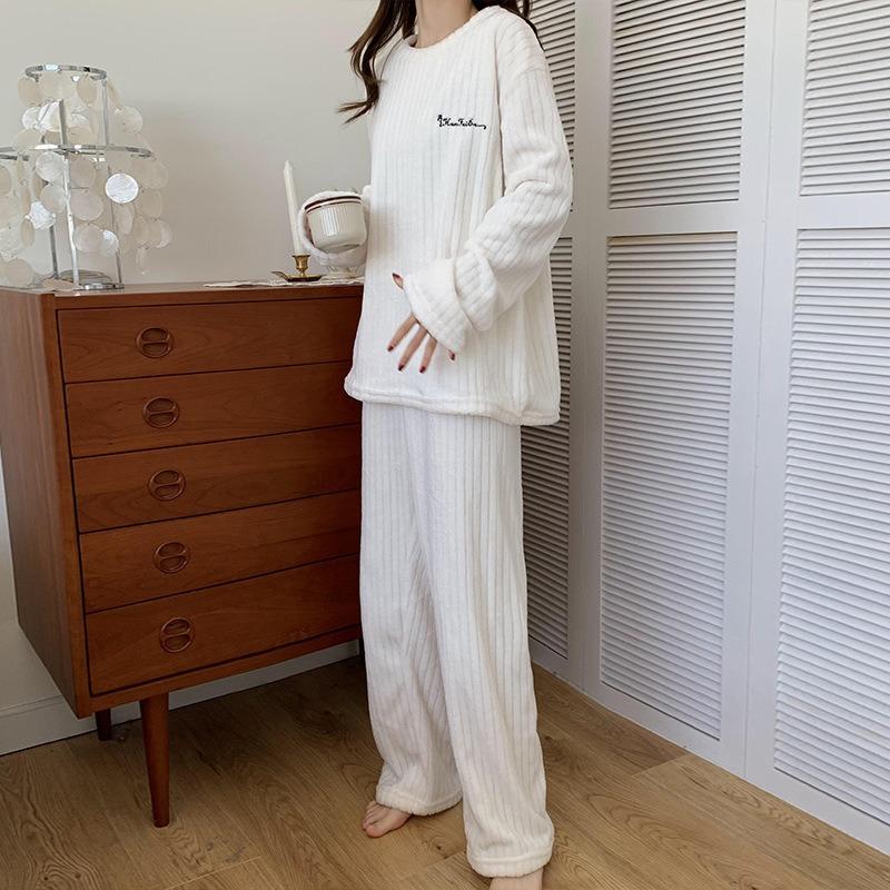 Zimowy zestaw w nowym stylu z pionowymi paskami, pogrubione, ciepłe ubrania domowe, duże piżamy z aksamitu koralowego