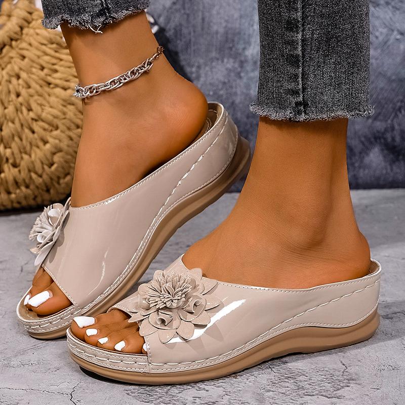 

Тапочки на танкетке с цветочным принтом в стиле ретро для женщин 2025 года, летняя повседневная нескользящая пляжная обувь, женские удобные сандалии из лакированной кожи на платформе 37 бежевый